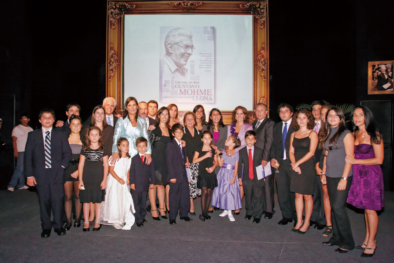 Familia de Gustavo Mohme Llona reunida en la presentación de su biografía.